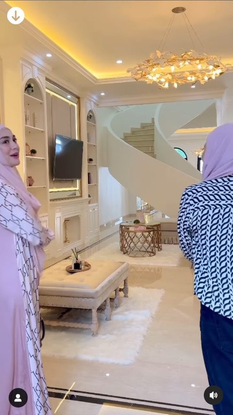 Potret Rumah Baru Celine Evangelista, Mewah dengan Nuansa Serba Putih yang Dibangun dari Hasil Kerja Kerasnya Sendiri