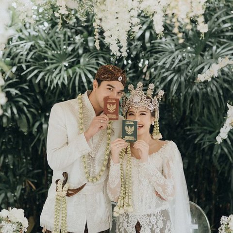 This young couple is very cute when showing off their wedding book.