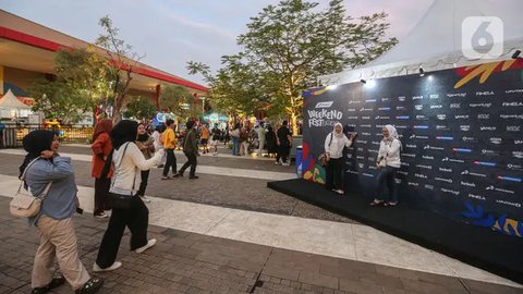 FOTO: Semarak Gelaran Pertamina Weekend Fest 2024 Dipadati Ribuan Pengunjung Muda Mudi