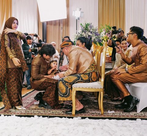 Potret Tedak Siten Azura Anak Aurel Hermansyah & Atta Halilintar, Keluarga Lengkap Hadir dari Kris Dayanti Hingga Geni Faruk