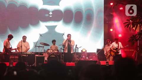 FOTO: Penampilan Nadhif Basalamah di Pertamina Weekend Fest 2024 Ajak Penonton Larut dalam Galau