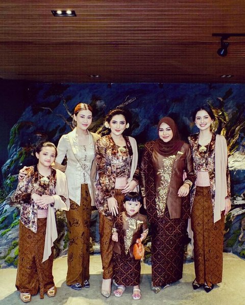 Dalam acara tersebut, Aurel Hermansyah mengenakan kebaya modern yang dimodifikasi dengan sentuhan warna keemasan yang menarik perhatian. Kombinasinya dengan kain batik motif elegan di bagian bawahnya semakin menambah kesan anggun.<br>