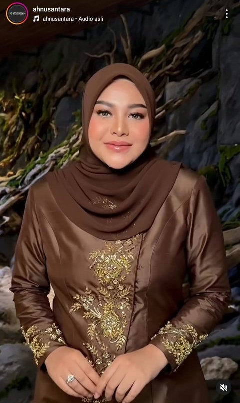 Dalam penampilannya, Aurel Hermansyah memilih hijab dengan model yang tidak terlalu ribet. Namun, tatanan hijabnya yang rapi dan jali memberikan kesan yang sangat berkelas.<br>