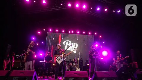 FOTO: Aksi Barry Likumahuwa Project Reunion feat Teddy Adhitya Hibur Pengunjung Pertamina Weekend Fest 2024