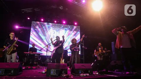 FOTO: Aksi Barry Likumahuwa Project Reunion feat Teddy Adhitya Hibur Pengunjung Pertamina Weekend Fest 2024