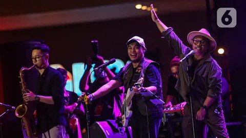 FOTO: Aksi Barry Likumahuwa Project Reunion feat Teddy Adhitya Hibur Pengunjung Pertamina Weekend Fest 2024