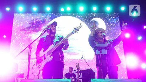 FOTO: Aksi Barry Likumahuwa Project Reunion feat Teddy Adhitya Hibur Pengunjung Pertamina Weekend Fest 2024