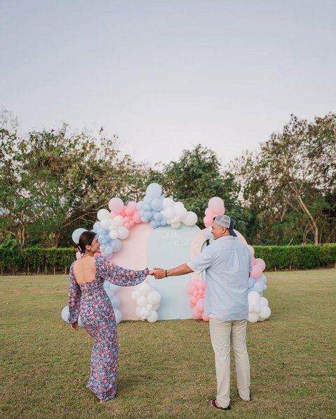 Potret Gender Reveal Kakak Glenn Alinskie di Bali, Seru Bangey ada Roket Asap Berkilau