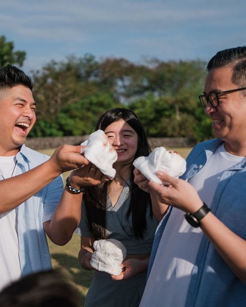 Potret Gender Reveal Kakak Glenn Alinskie di Bali, Seru Bangey ada Roket Asap Berkilau