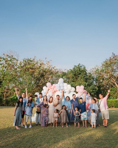 Potret Gender Reveal Kakak Glenn Alinskie di Bali, Seru Bangey ada Roket Asap Berkilau