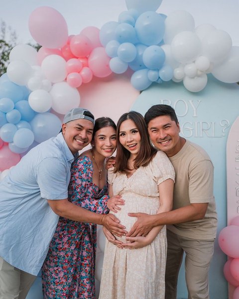 Gender Reveal Meriah Kakak Glenn Alinskie, 8 Potret Spektakuler dengan Roket Asap di Bali