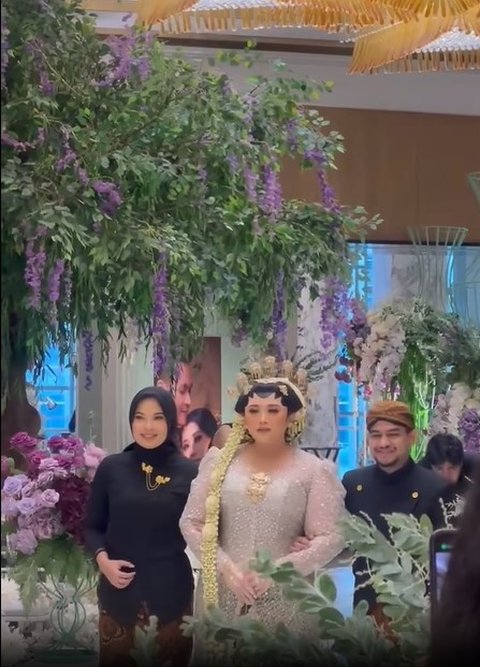 Fadil membagikan video di mana ia bersama teman-teman Clarissa lainnya menuntun sang mempelai wanita menuju tempat akad nikah.