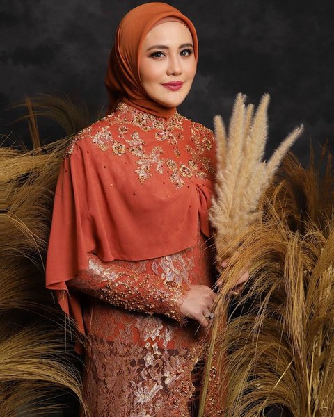 Pakai Kebaya di Pemotretan Terbaru, 8 Foto Juliana Moechtar Pancarkan Aura Mahal Ibu-Ibu Pejabat