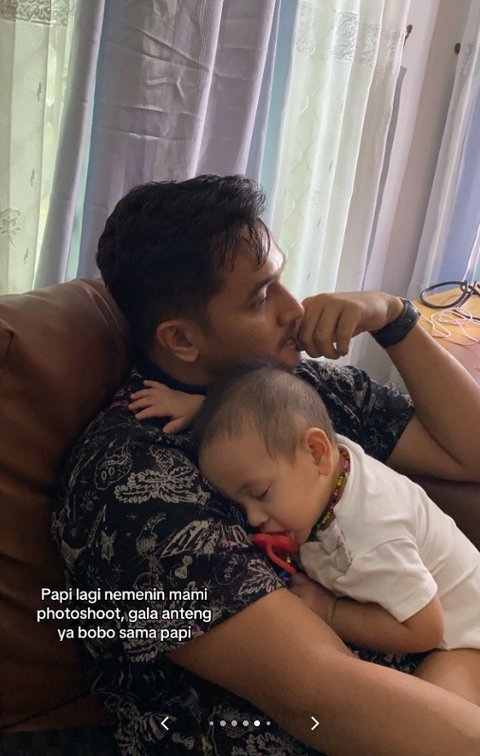 foto Gala saat tertidur di pelukan papinya yang sedang menemani Vanessa photoshoot.
Translation: Gala's photo while sleeping in her father's embrace who is accompanying Vanessa's photoshoot.