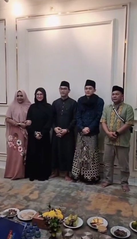 Tampil Mengenakan Gamis Hitam, ini Potret Cantik Happy Asmara saat Hadir di Acara Pengajian Gus Iqdam Bareng Suami