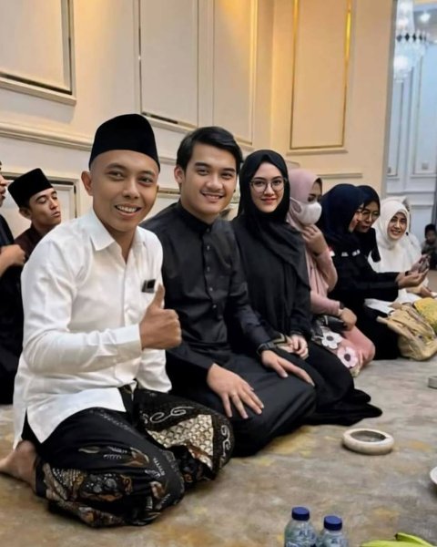 Tampil Mengenakan Gamis Hitam, ini Potret Cantik Happy Asmara saat Hadir di Acara Pengajian Gus Iqdam Bareng Suami