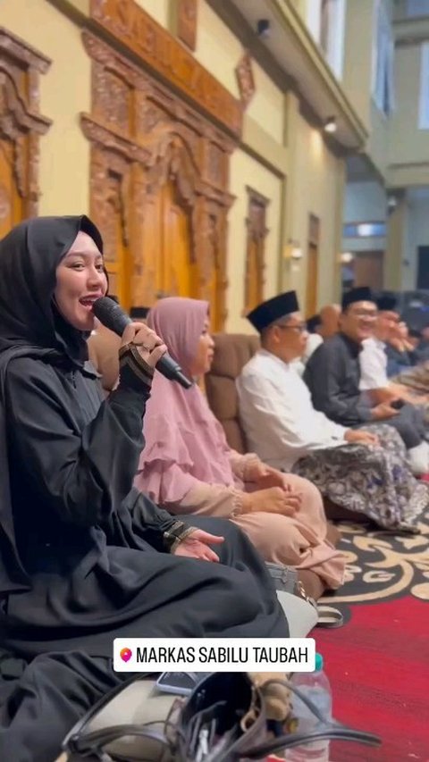 Tampil Mengenakan Gamis Hitam, ini Potret Cantik Happy Asmara saat Hadir di Acara Pengajian Gus Iqdam Bareng Suami