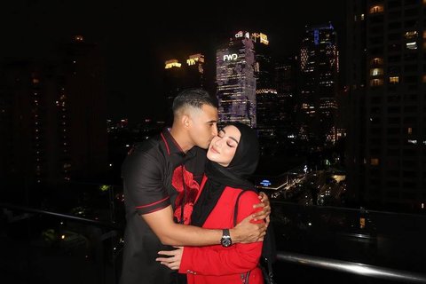 8 Portraits of Margin and Ali Syakieb's Affection at Their Birthday Celebration