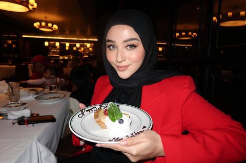 8 Portraits of Margin and Ali Syakieb's Affection at Their Birthday Celebration