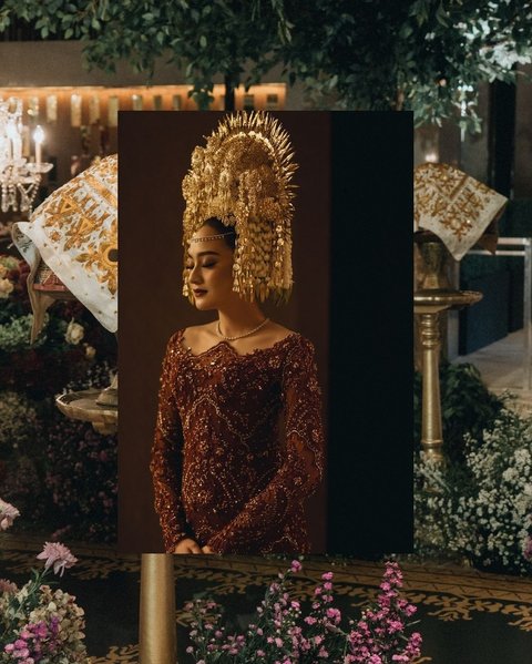 Mengenakan Kebaya Merah