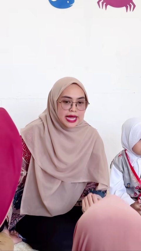 Potret Ria Ricis Mengajar di Sekolahnya, Bermain dan Menyanyi Bersama Siswa yang Dianggap Seperti Anak Sendiri