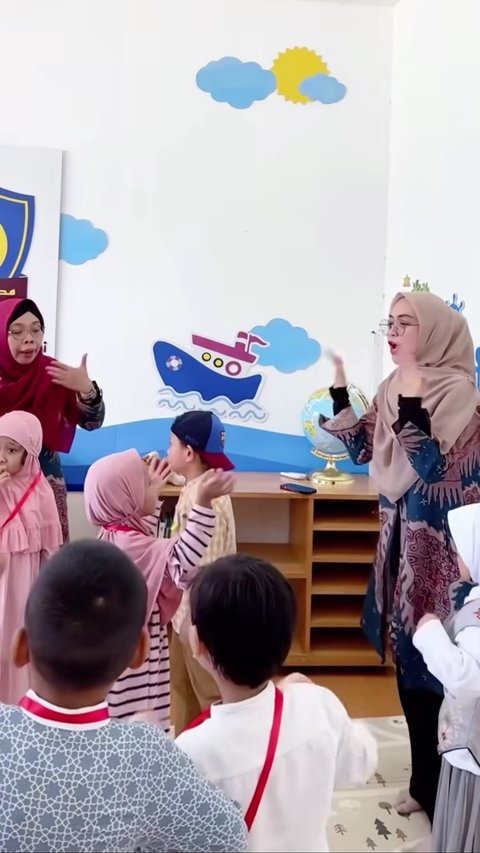 Potret Ria Ricis Mengajar di Sekolahnya, Bermain dan Menyanyi Bersama Siswa yang Dianggap Seperti Anak Sendiri