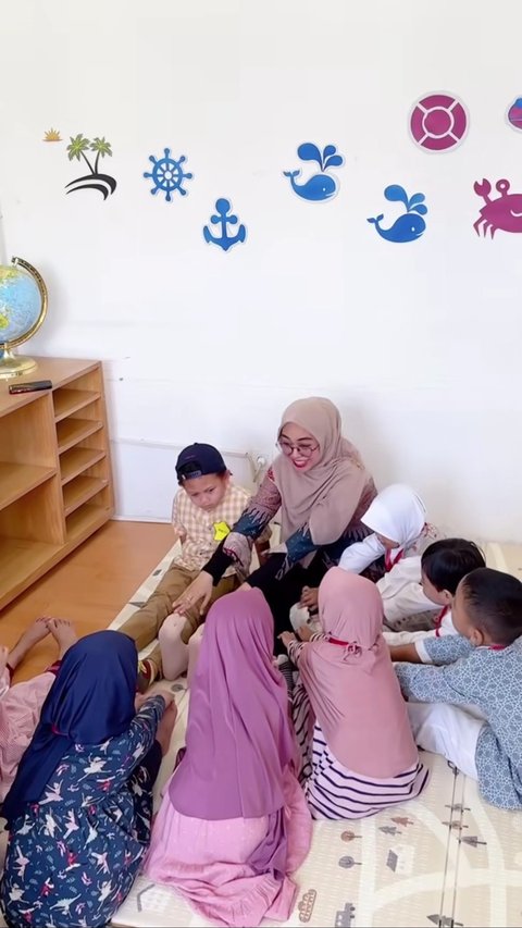 Potret Ria Ricis Mengajar di Sekolahnya, Bermain dan Menyanyi Bersama Siswa yang Dianggap Seperti Anak Sendiri