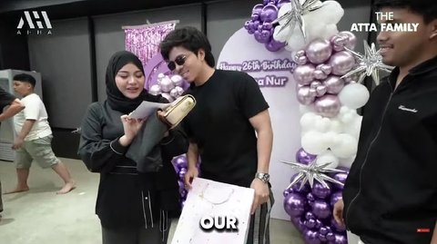 10 Photos of Aurel Hermansyah's 26th Birthday Surprise, Received Cake, Bouquet, Bag from Giant-Sized Money!