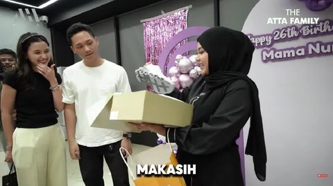 10 Photos of Aurel Hermansyah's 26th Birthday Surprise, Received Cake, Bouquet, Bag from Giant-Sized Money!