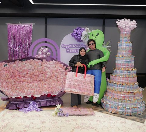 10 Photos of Aurel Hermansyah's 26th Birthday Surprise, Received Cake, Bouquet, Bag from Giant-Sized Money!