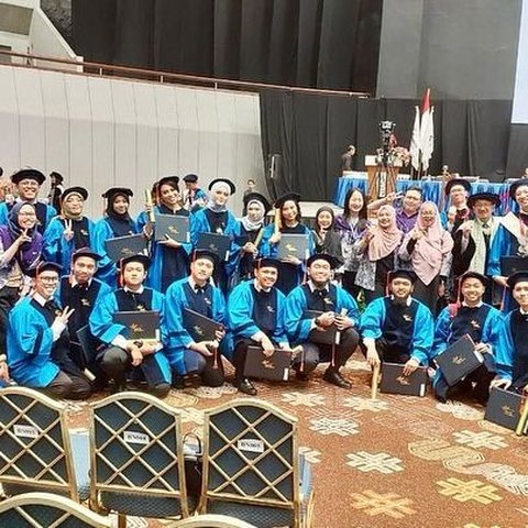 7 Momen Bahagia Tommy Kurniawan saat Jalani Wisuda S1, Kini Resmi Sandang Gelar Sarjana Komputer