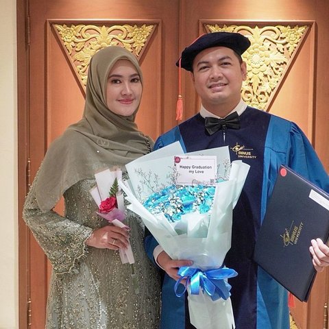 7 Momen Bahagia Tommy Kurniawan saat Jalani Wisuda S1, Kini Resmi Sandang Gelar Sarjana Komputer