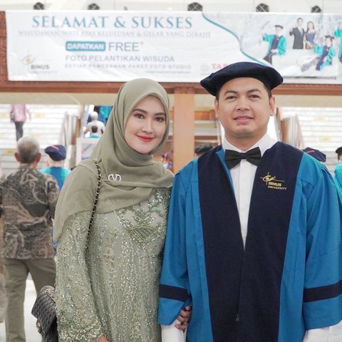 7 Momen Bahagia Tommy Kurniawan saat Jalani Wisuda S1, Kini Resmi Sandang Gelar Sarjana Komputer