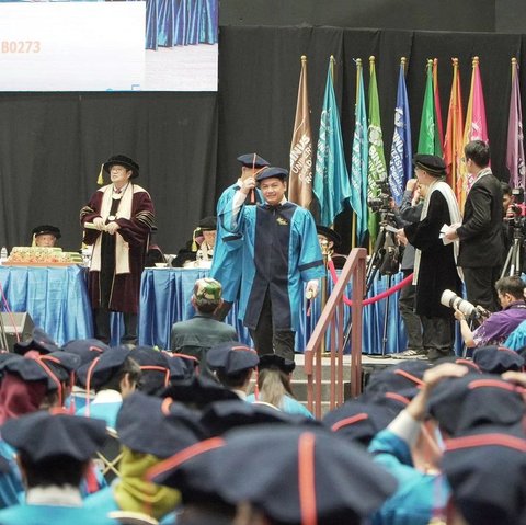 Resmi Jadi Sarjana Komputer dan Disebut Bakal Segera Lanjut S2, Berikut Ini 8 Potret Tommy Kurniawan Wisuda S1 di Usia yang Tak Lagi Muda