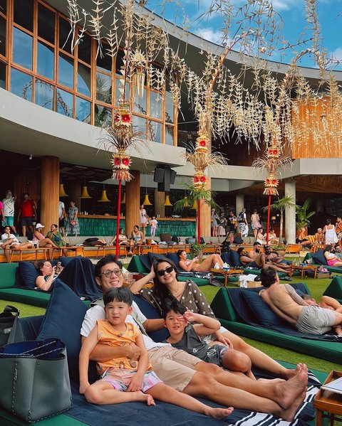 Putri Titian dan Junior Liem, yang dulu menghabiskan waktu PDKT di beach club, kini menikmati kebersamaan dengan kedua putra mereka, Iori dan Iago.