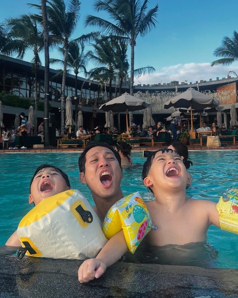 Di postingannya, Tian menampilkan foto Junior Liem yang sedang bersama Iori dan Iago, dengan ekspresi lucu yang sama-sama menggemaskan.<br>