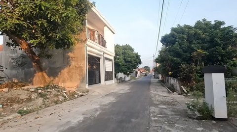 Keluarga besarnya sudah sangat dikenal di daerah ini. Mushola yang berdekatan dengan rumah ini diberi nama Mushola Sahid Al Amin, menghormati kakek buyutnya.<br>