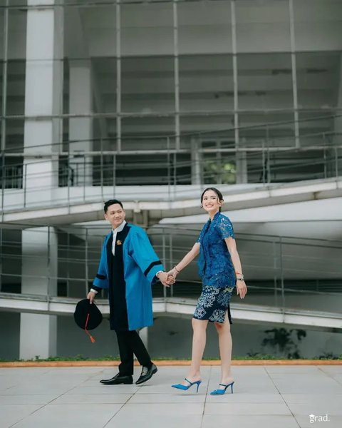 Bak Foto Prewed, ini Potret Kebersamaan Azriel Hermansyah dan Sarah Menzel di Acara Wisuda