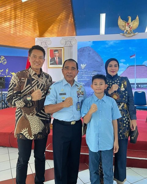 Foto-foto Juliana Moechtar saat Mengantar Sang Anak Sekolah di Taruna Nusantara, Ikut Jejak Sang Ayah di Militer?