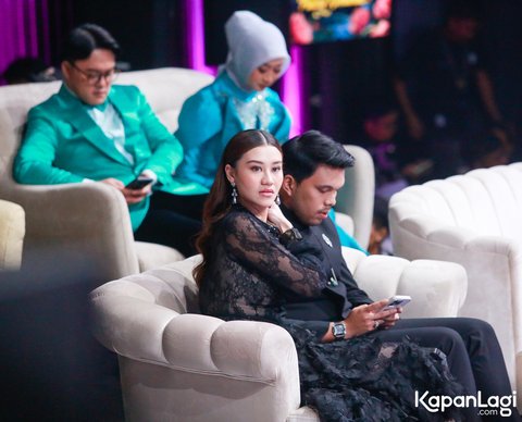 Saling Tatap Mata dan Genggam Tangan, 8 Potret Thariq Halilintar dan Aaliyah Massaid Saat Nyanyi Bareng Pertama Kali di Televisi