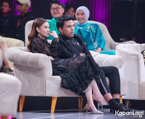 Saling Tatap Mata dan Genggam Tangan, 8 Potret Thariq Halilintar dan Aaliyah Massaid Saat Nyanyi Bareng Pertama Kali di Televisi