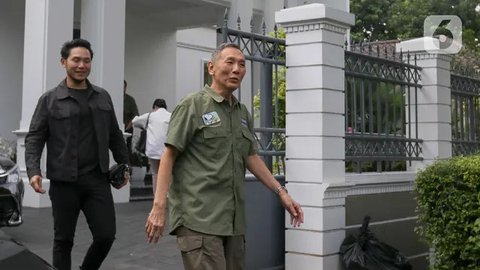 FOTO: Pakai Baju Hijau Army, Bos Jalan Tol Jusuf Hamka Silaturahmi ke Rumah Mahfud MD