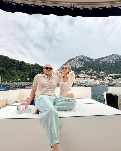 Foto-Foto Bulan Madu BCL dan  & Tiko Aryawardhana, Pamer Kemesraan di Atas Private Boat