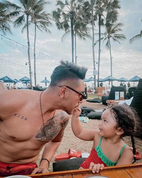 Gagah Bertato, Ini Potret Hot Daddy Krisjiana Baharudin yang Lemah Lembut ke Siti Badriah & Putri Kecilnya