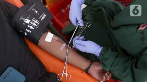 FOTO: Hari Donor Darah Sedunia, Ratusan Warga Donorkan Darah Secara Massal di Jakarta