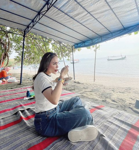 Momen Liburan Sederhana Ala Momo Geisha Bareng Keluarga, Seru Naik Bus ke Pantai