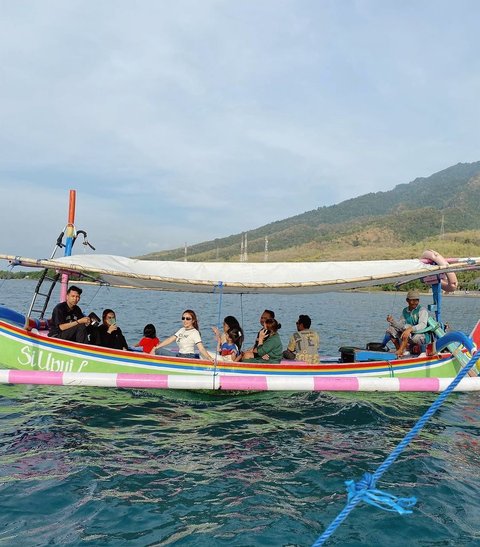 Momen Liburan Sederhana Ala Momo Geisha Bareng Keluarga, Seru Naik Bus ke Pantai