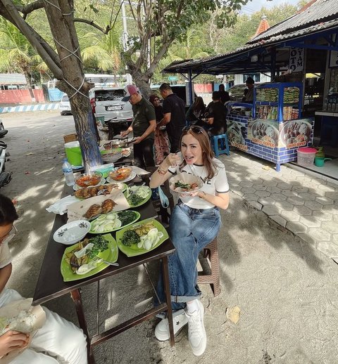 Momen Liburan Sederhana Ala Momo Geisha Bareng Keluarga, Seru Naik Bus ke Pantai