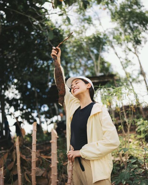 8 Potret Maudy Ayunda Panen Singkong dan Meramban Daun di Hutan Kalimantan