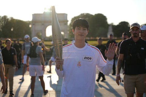 Jin BTS Bawa Obor Olimpiade Paris 2024, 8 Potret Penuh Pesona dan Senyuman